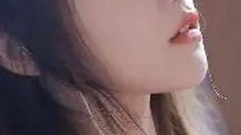 汪涵马伊琍街头边走边吃小吃，镜头记录接地气瞬间